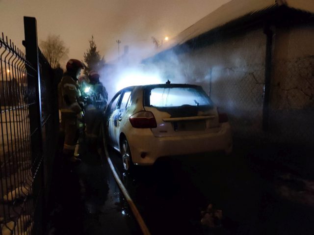Toyota stanęła w płomieniach. Ogień zagrażał pobliskiemu budynkowi (zdjęcia)