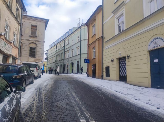 Ta niepozorna kamera ma zrobić porządek na Starym Mieście. Mandaty mają być wystawiane automatycznie (zdjęcia)