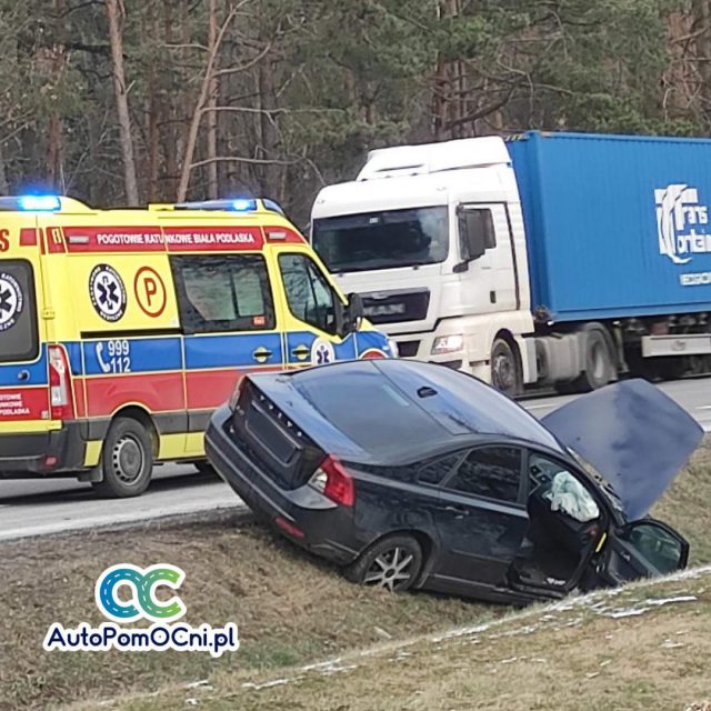 Volvo zderzyło się z ciężarówką. Trwa akcja służb ratunkowych, droga jest zablokowana (zdjęcia)