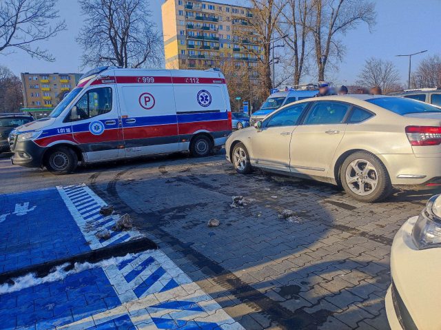 Na parkingu przed Lidlem wjechała w pieszą. Potrącona kobieta trafiła do szpitala (zdjęcia)