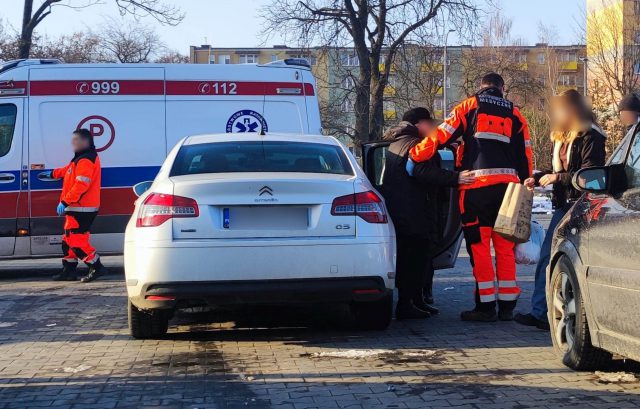 Na parkingu przed Lidlem wjechała w pieszą. Potrącona kobieta trafiła do szpitala (zdjęcia)