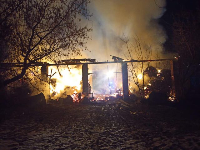 Stodoła stanęła w płomieniach. Ogień zagrażał pobliskim budynkom (zdjęcia)