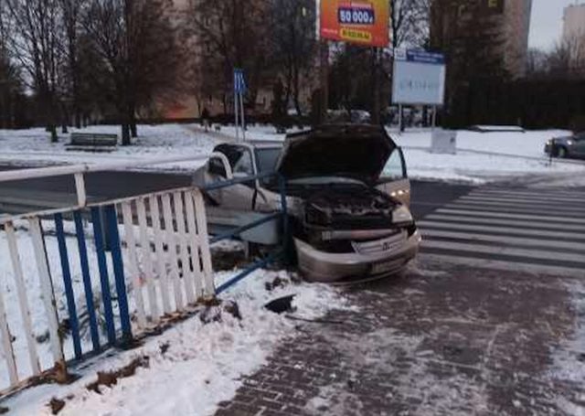 Kolejne zderzenie aut na rondzie przy Makro. Tym razem mercedesa i hondy (zdjęcia)