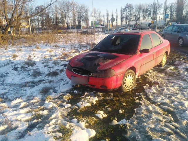 Ford stanął w płomieniach, poparzony kierowca trafił do szpitala  (zdjęcia)