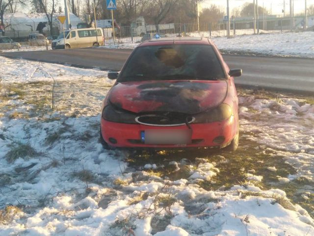 Ford stanął w płomieniach, poparzony kierowca trafił do szpitala  (zdjęcia)