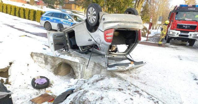 Straciła panowanie nad pojazdem, skoda dachowała. Kobieta śmigłowcem trafiła do szpitala (zdjęcia)