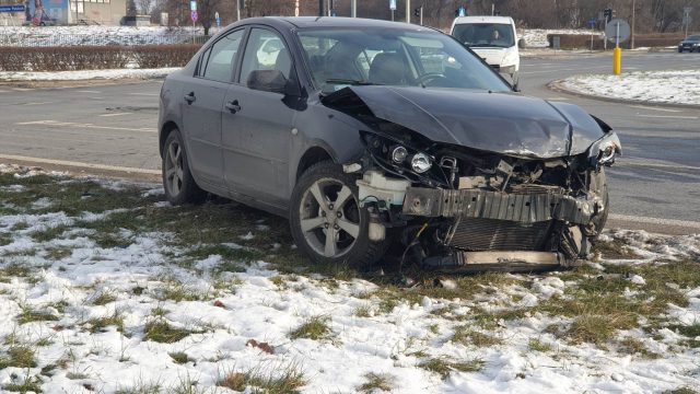 Wjechał na czerwonym, doprowadził do zderzenia pojazdów (zdjęcia)