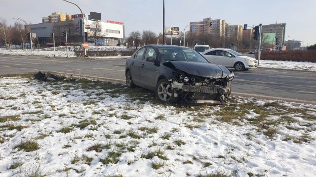 Wjechał na czerwonym, doprowadził do zderzenia pojazdów (zdjęcia)