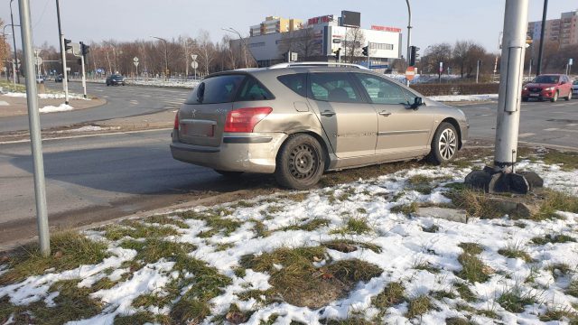 Wjechał na czerwonym, doprowadził do zderzenia pojazdów (zdjęcia)