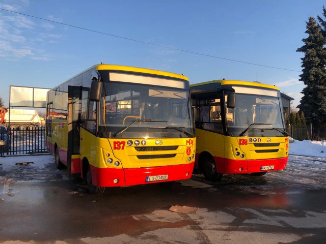 Do Kraśnika dojechały nowe autobusy, kolejne wypożyczono z Lublina. Niebawem wyjadą na trasy (zdjęcia)