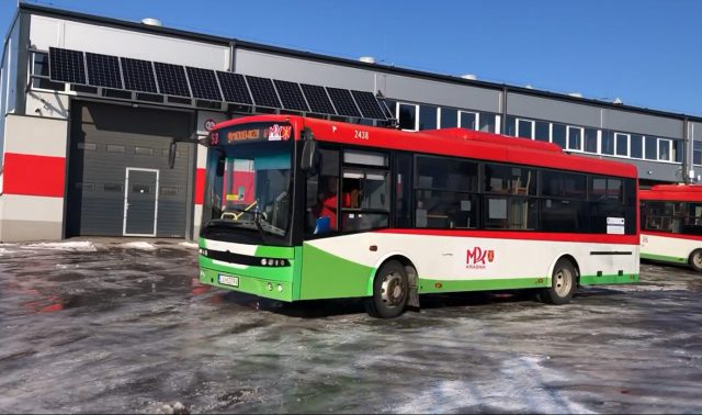 Do Kraśnika dojechały nowe autobusy, kolejne wypożyczono z Lublina. Niebawem wyjadą na trasy (zdjęcia)