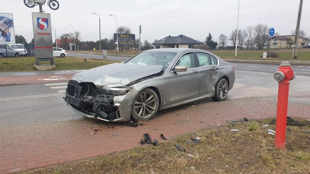 Zderzenie kii z BMW. Jedno z aut zatrzymało się na polu (zdjęcia)