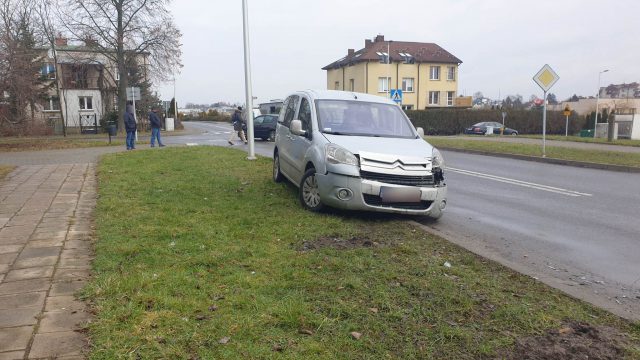 Wjechał na skrzyżowanie, doprowadził do zderzenia z citroenem (zdjęcia)