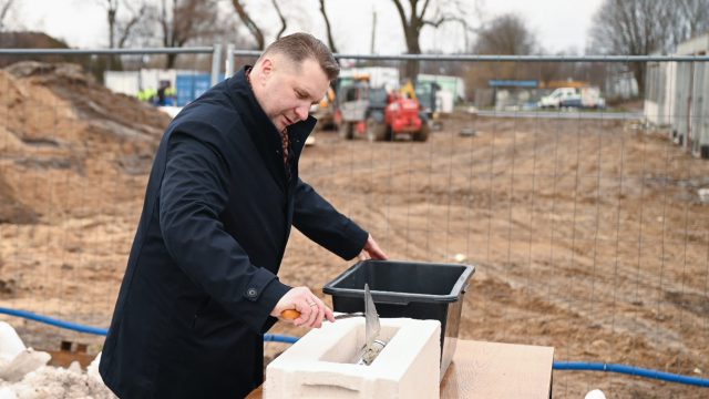 W Zakrzówku powstaje przedszkole dla 150 dzieci. Na uroczystość podpisania aktu erekcyjnego przyjechał minister (zdjęcia)