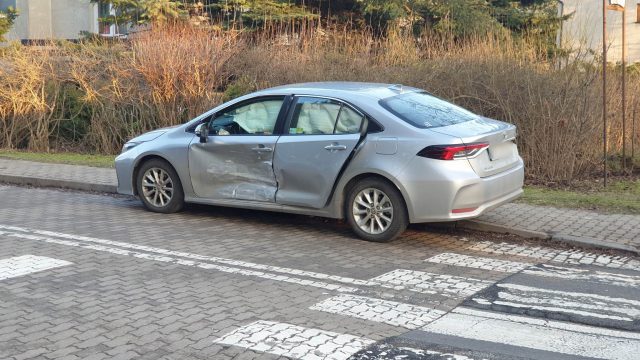 On wyjeżdżał z osiedla, ona wjeżdżała. Na skrzyżowaniu audi zderzyło się z toyotą (zdjęcia)