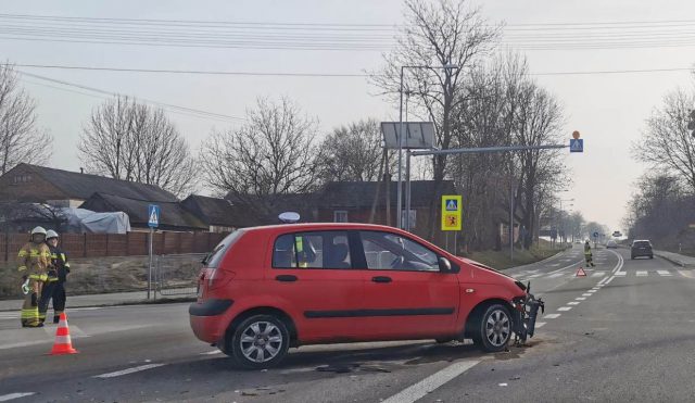 Wjechał wprost przed dostawczego volkswagena. Są utrudnienia w ruchu (zdjęcia)