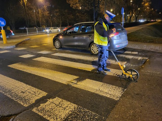 Rowerzysta na widok auta zaczął hamować. Upadł na jezdnię, ze złamaną ręką trafił do szpitala (zdjęcia)