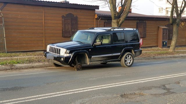 Od jeepa w trakcie jazdy odpadło koło. Potoczyło się dalej, uderzyło w seata (zdjęcia)