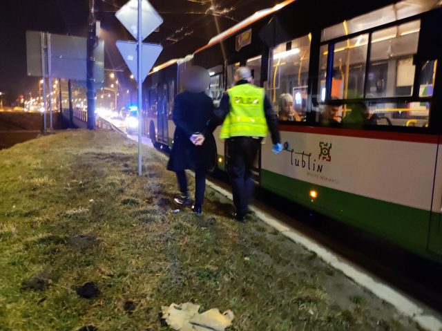 Zatrzymany autobus komunikacji miejskiej, pasażerowie wyprowadzeni w kajdankach (zdjęcia)