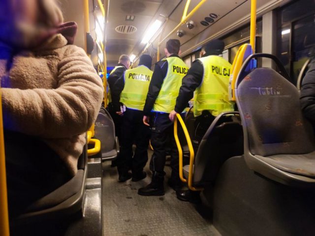 Zatrzymany autobus komunikacji miejskiej, pasażerowie wyprowadzeni w kajdankach (zdjęcia)