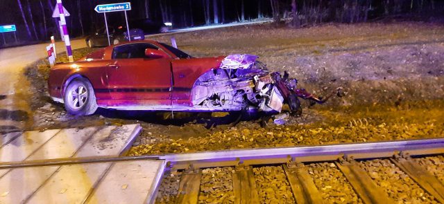 Fordem mustangiem wjechał na przejazd, w auto uderzył pociąg. Na miejscu pracują służby ratunkowe (zdjęcia)