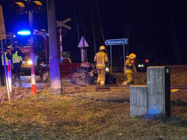 Fordem mustangiem wjechał na przejazd, w auto uderzył pociąg. Na miejscu pracują służby ratunkowe (zdjęcia)