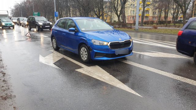 Zmieniała pas jezdni, wjechała w dacię. Nie wiedziała, skąd to auto się tam wzięło (zdjęcia)