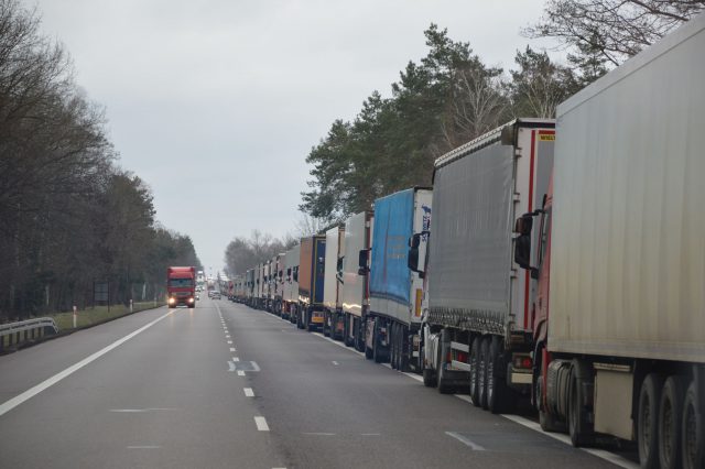 Kolejka ciężarówek wciąż rośnie, stoi w niej już 1,5 tys. pojazdów. „Jest źle, a będzie jeszcze gorzej” (zdjęcia)