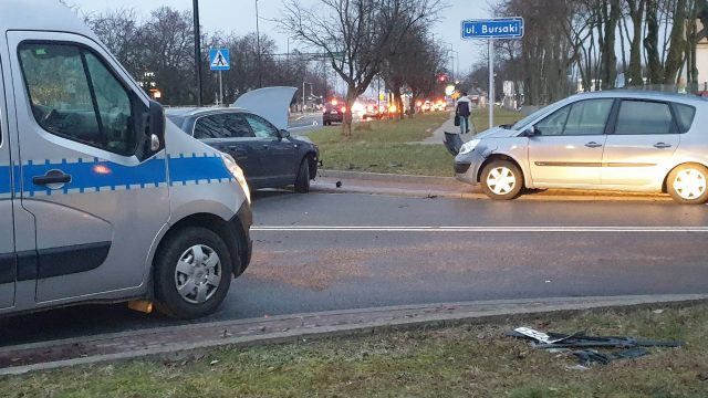 Wjechała na skrzyżowanie nie patrząc na znaki. Doprowadziła do zderzenia trzech aut (zdjęcia)