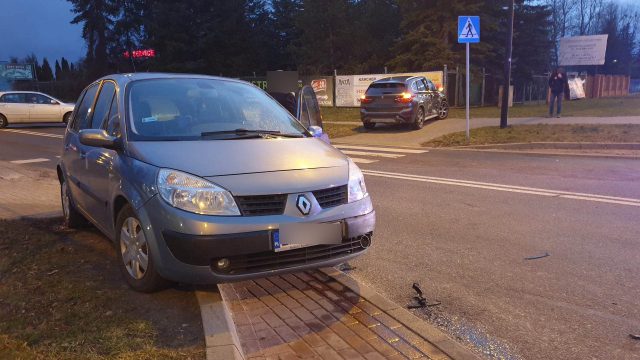 Wjechała na skrzyżowanie nie patrząc na znaki. Doprowadziła do zderzenia trzech aut (zdjęcia)