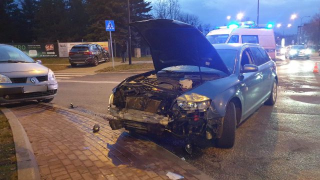 Wjechała na skrzyżowanie nie patrząc na znaki. Doprowadziła do zderzenia trzech aut (zdjęcia)