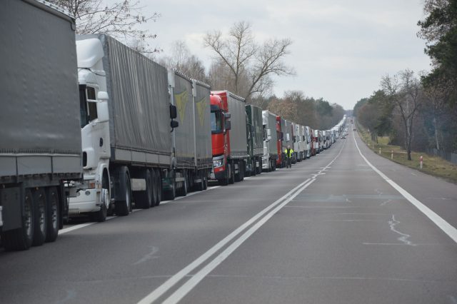 Kolejka ciężarówek wciąż rośnie, stoi w niej już 1,5 tys. pojazdów. „Jest źle, a będzie jeszcze gorzej” (zdjęcia)