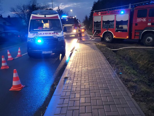 Pożar w warsztacie samochodowym, jedno z aut spłonęło. Trwają działania strażaków (zdjęcia)