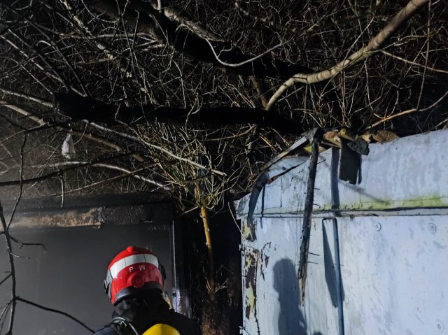 Barak stanął w płomieniach. Ogień zagrażał stojącym po sąsiedzku garażom (zdjęcia)