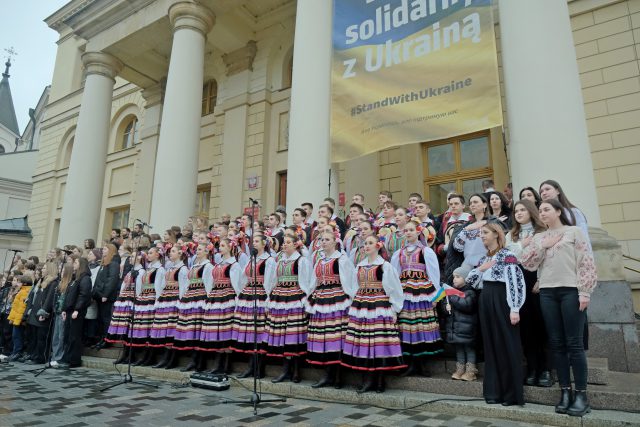 Rok temu zaczęła się wojna. Przed ratuszem odśpiewano hymny Polski, Ukrainy i Unii Europejskiej (zdjęcia)