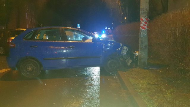 Wyjeżdżał z miejsca parkingowego. Doprowadził do groźnego wypadku (zdjęcia)