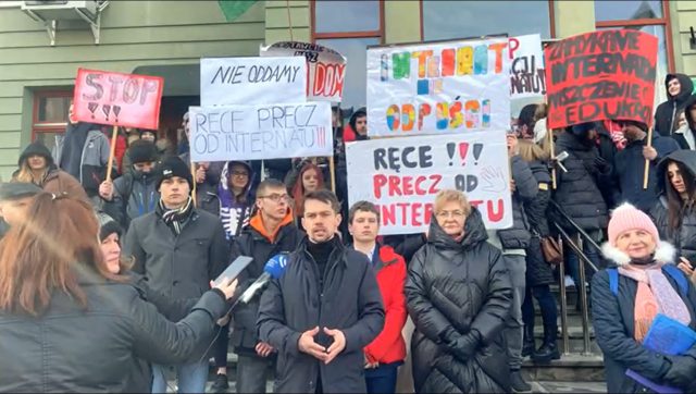 Uczniowie protestują przed Urzędem Miasta. Walczą o internaty, które urzędnicy chcą zlikwidować (zdjęcia)