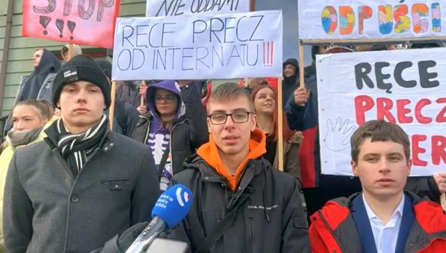 Uczniowie protestują przed Urzędem Miasta. Walczą o internaty, które urzędnicy chcą zlikwidować (zdjęcia)