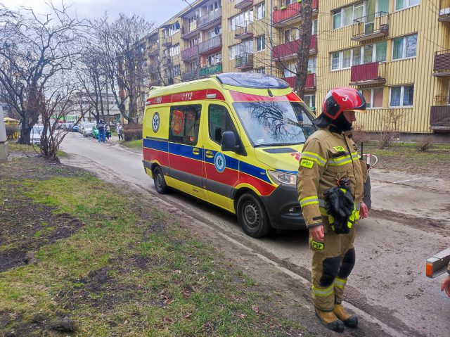 Z trzeciego piętra spadł na trawnik przed blokiem. Mężczyzna trafił do szpitala (zdjęcia)