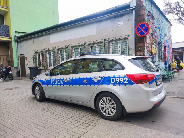 Z trzeciego piętra spadł na trawnik przed blokiem. Mężczyzna trafił do szpitala (zdjęcia)