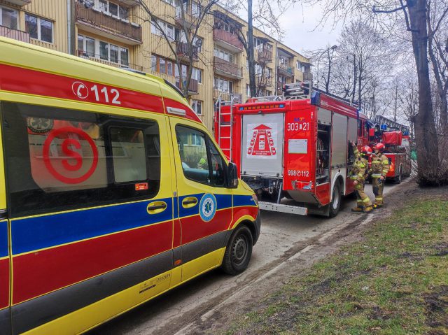 Z trzeciego piętra spadł na trawnik przed blokiem. Mężczyzna trafił do szpitala (zdjęcia)