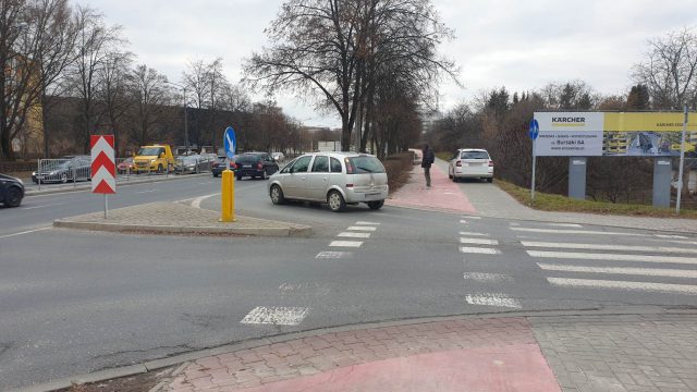 Wjechał w mężczyznę na hulajnodze. Na miejscu pracują policjanci, są utrudnienia w ruchu (zdjęcia)