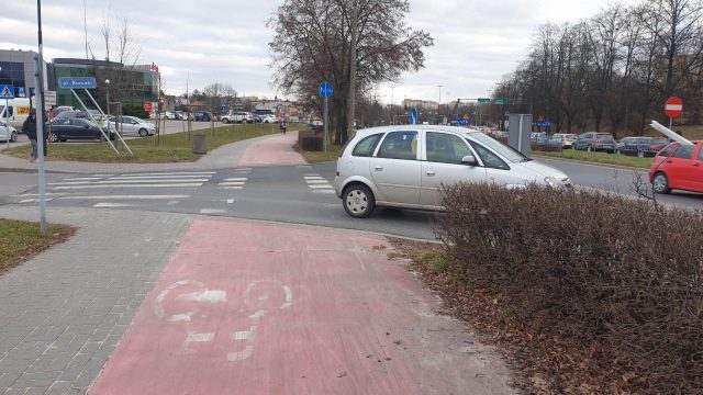 Wjechał w mężczyznę na hulajnodze. Na miejscu pracują policjanci, są utrudnienia w ruchu (zdjęcia)