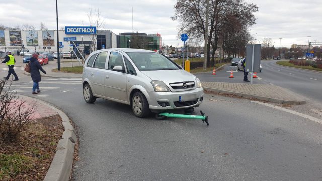 Wjechał w mężczyznę na hulajnodze. Na miejscu pracują policjanci, są utrudnienia w ruchu (zdjęcia)