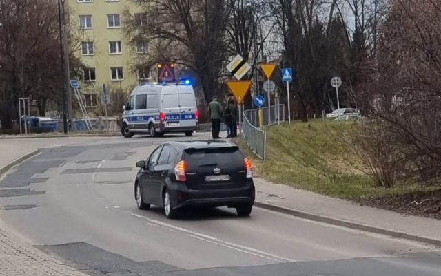 Wjechał w mężczyznę na hulajnodze. Na miejscu pracują policjanci, są utrudnienia w ruchu (zdjęcia)