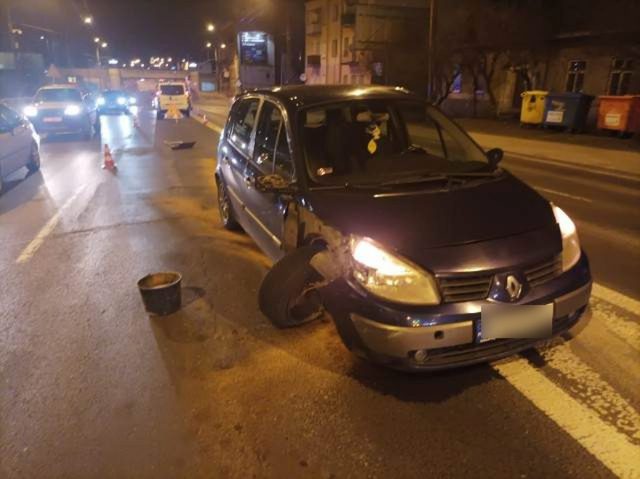 Jechali obok siebie, jeden z kierowców zmienił pas jezdni. Seat zderzył się z renaultem (zdjęcia)