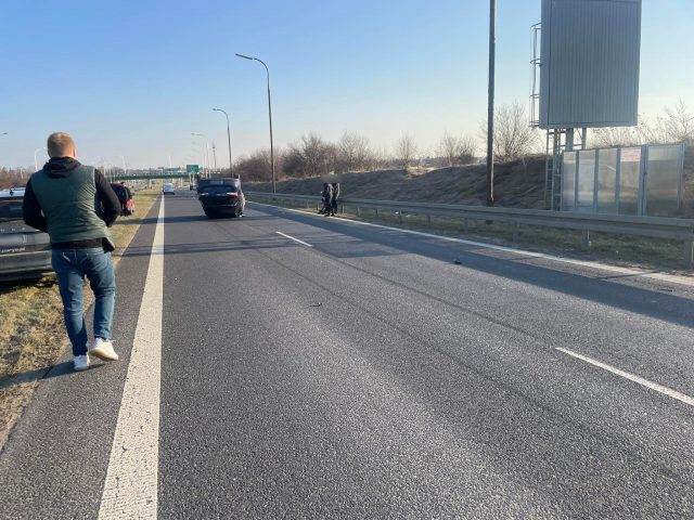 Toyota dachowała na wyjeździe z Lublina. Na miejscu służby ratunkowe, droga zablokowana (zdjęcia)