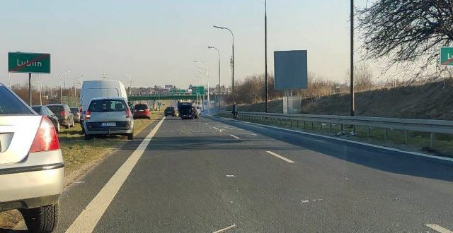 Toyota dachowała na wyjeździe z Lublina. Na miejscu służby ratunkowe, droga zablokowana (zdjęcia)