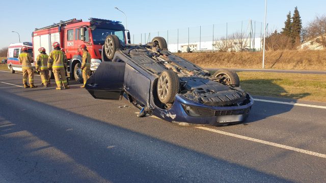 Toyota dachowała na wyjeździe z Lublina. Na miejscu służby ratunkowe, droga zablokowana (zdjęcia)