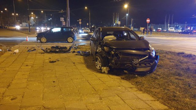 Kolejny wypadek na rondzie Mohyły. Citroen zderzył się z hyundaiem, jedna osoba ranna (zdjęcia)